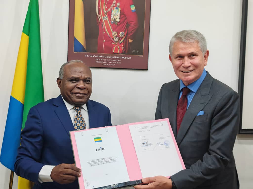Signature d’une convention pour la construction d’une centrale solaire photovoltaïque à Doubou (Mouila)