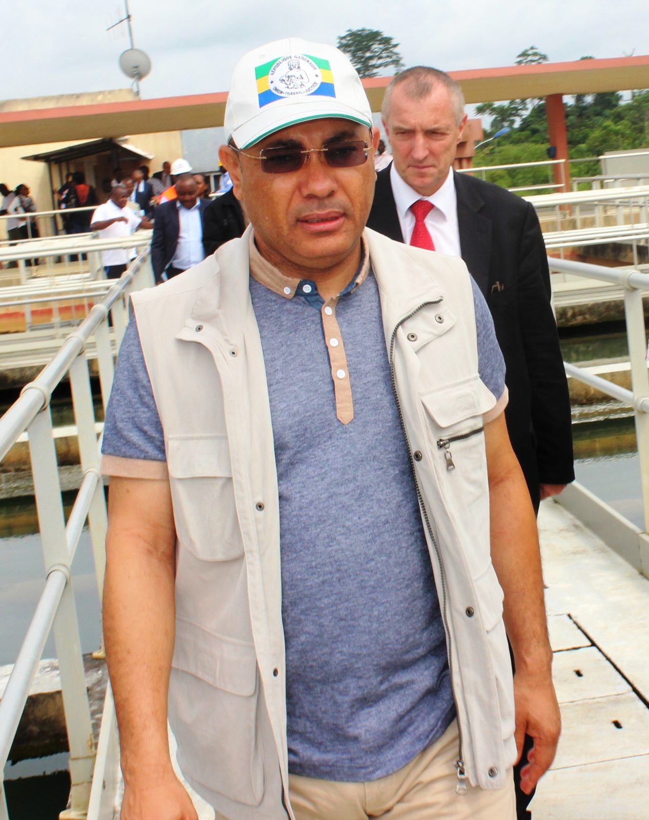 Le Ministre Désiré GUEDON visitant une usine de potabilisation à Ntoum